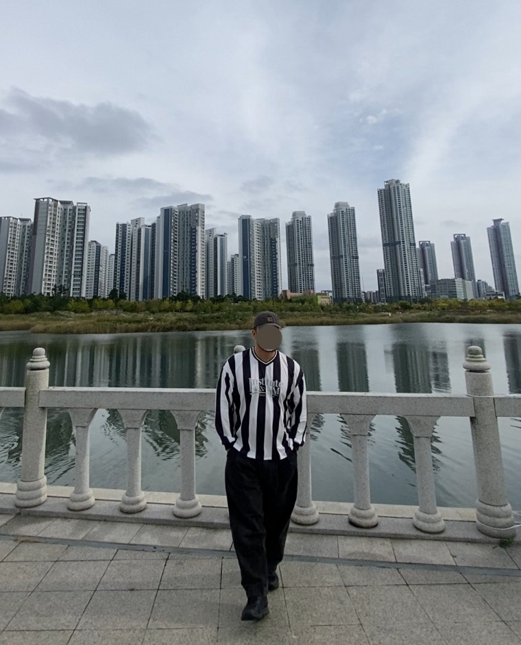 데일리룩('25. 10. 18.)칼하트 오데사 볼캡, 필루미네이트 스트라이프 티셔츠 지브라 유벤투스 델피에로 지단 유니폼, 무신사스탠다드 데님와이드 벌룬팬츠, 아식스 조그 100