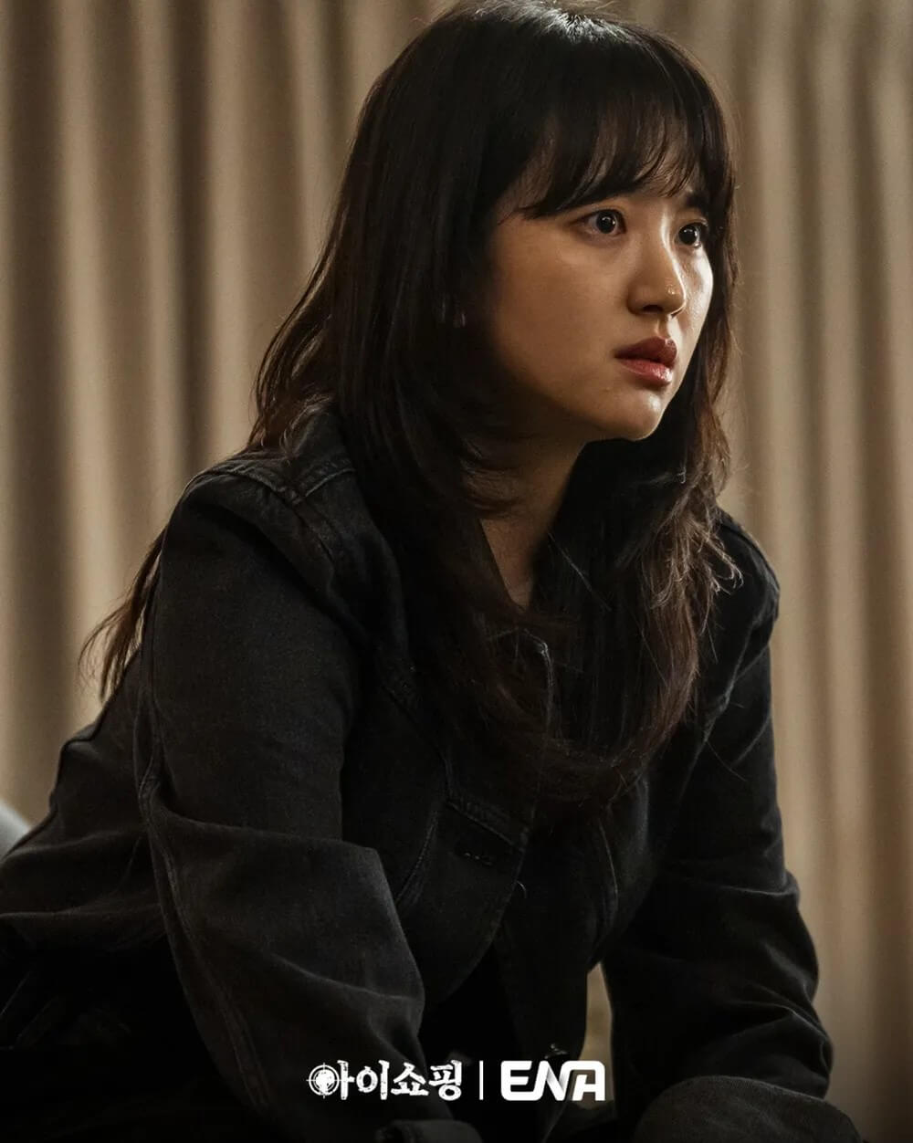 드라마 아이쇼핑의 김아현 역을 맡은 원진아의 메인 포스터입니다.