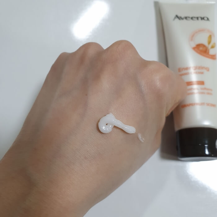 손등에 크림을 덜어내었다.