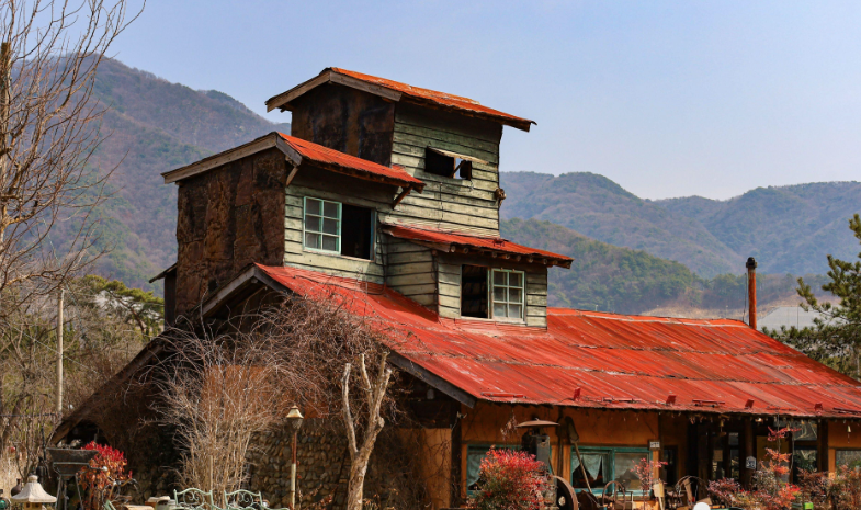 붉은 지붕이 돋보이는 전주 색장정미소 건물 전경