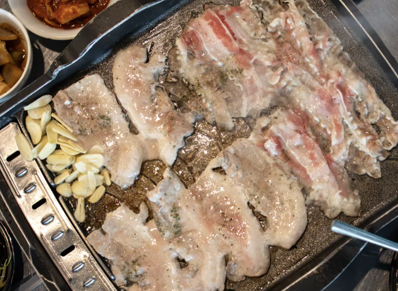 고기 굽는 사진