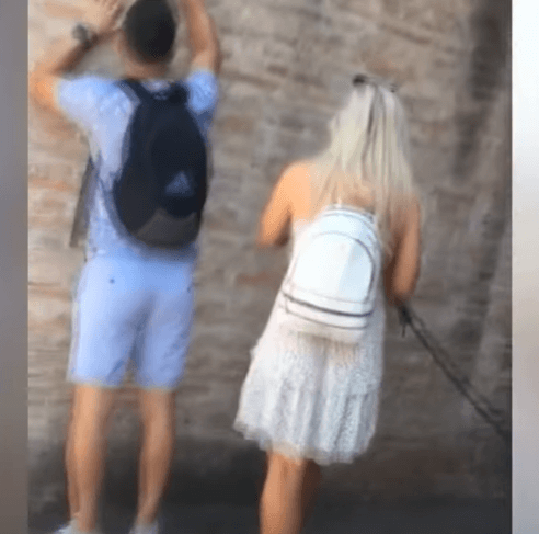 콜로세움 훼손 중인 영국 10대 커플의 모습