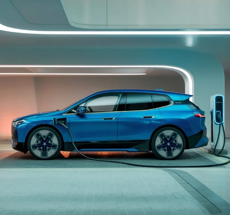 전기차 충전 비교 이미지 - 충전 중인 전기차