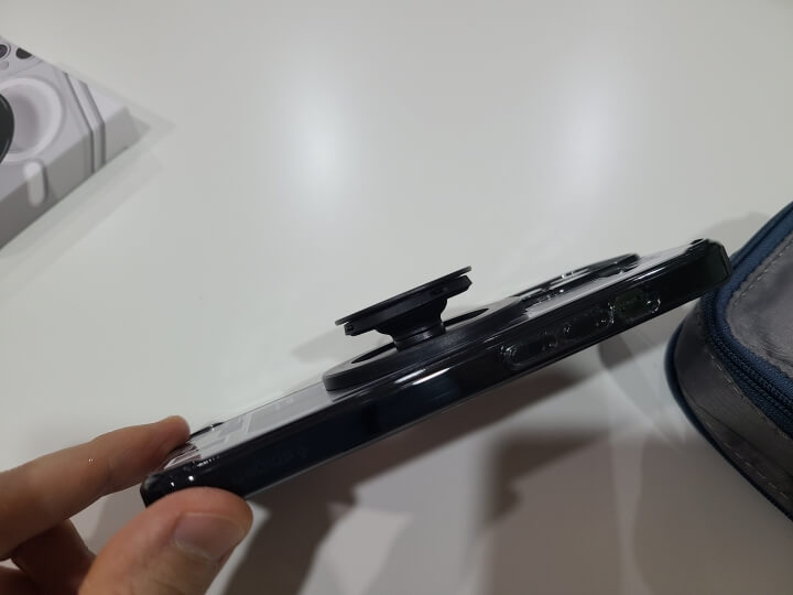 다이소 그립톡 부착 2단계 사진