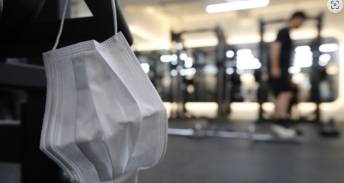 알트태그-헬스장에서 이제는 마스크를 벗고 운동하는 모습