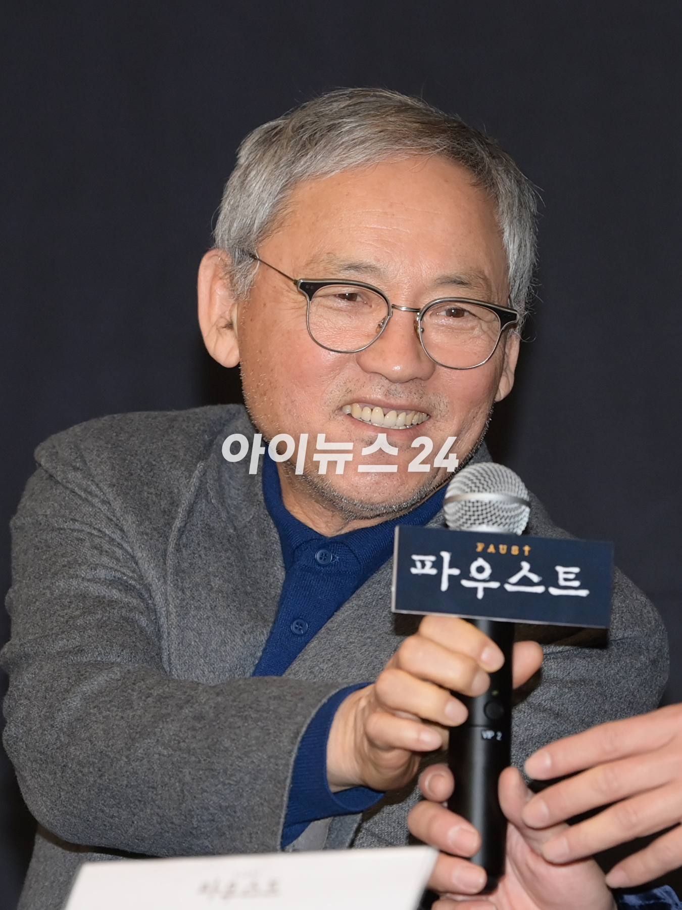 배우 유인촌이 21일 오후 서울 강서구 LG아트센터 서울에서 진행된 연극 '파우스트' 제작발표회에 참석하고 있다. [사진=정소희 기자]