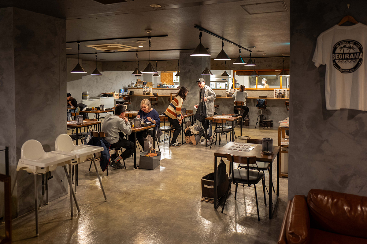 어느 식당 안에서 식사를 하는 사람, 식사 후 일어나느 사람, 요리하는 사람이 사진 안에 담겨있다. 조리개를 개방하고 찍어 일어나는 사람에 초점이 맞고 나머지는 미세하게 조금씩 아웃포커싱으로 표현됐다.