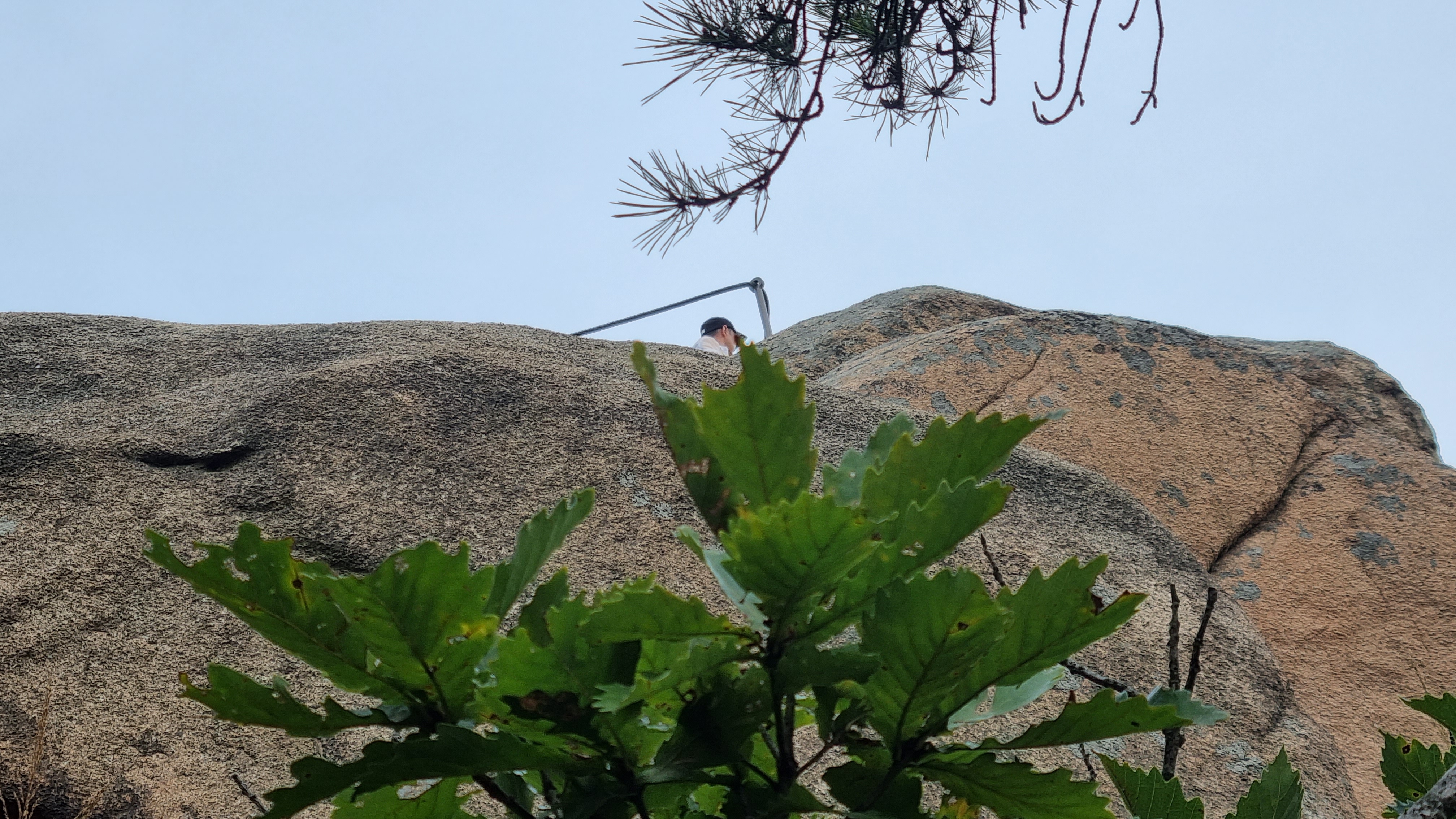 정상으로 보이는 암봉, 꼭대기에 사람 얼굴이 보입니다.