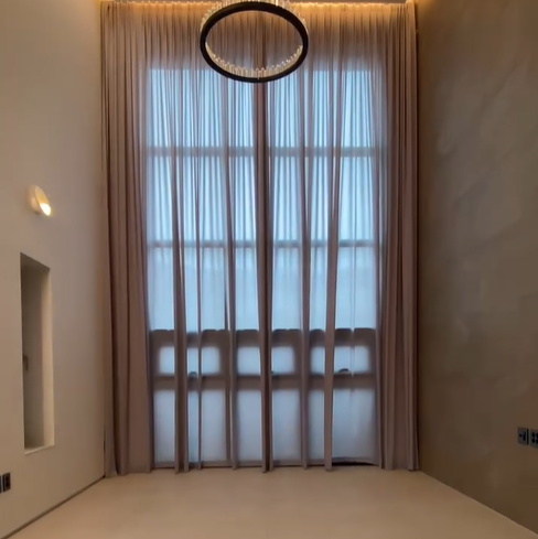 현관에서 들어 오면 3층까지 뚫려 있는 공간, 입이 떡하니 벌어진다.