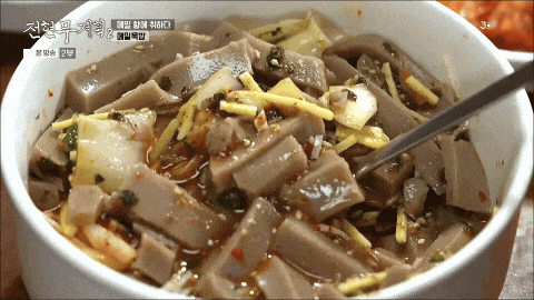 화려한-고명을-섞어서-한-숟가락-떠올리는-메밀묵밥