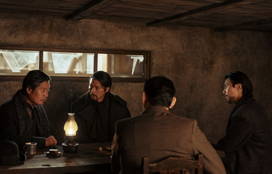 영화 하얼빈 우덕순이 살아돌아온 후 그의 거사참여여부를 논의하는 최재형, 안중근, 이창섭, 독립군