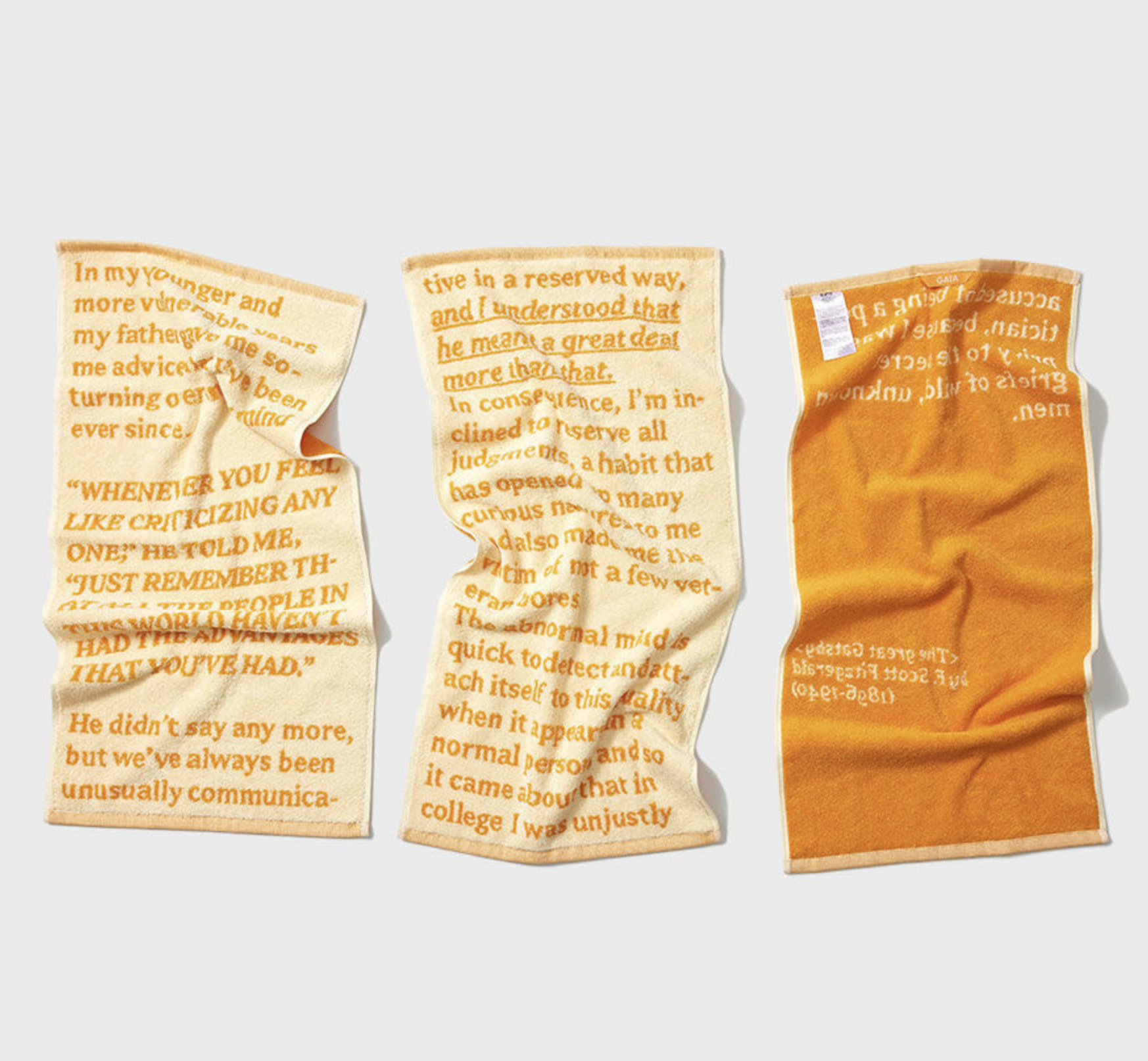 주황색 글씨가 뺵뺵하게 적힌 수건 3장