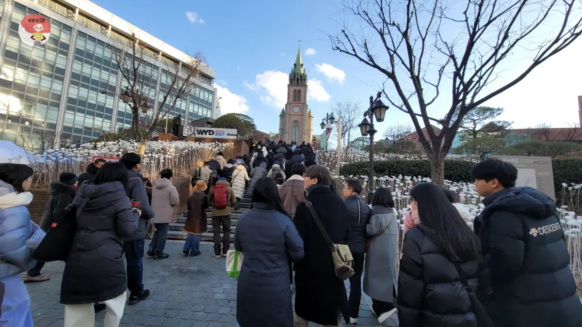 명동성당 성탄절 미사 드리러 가는 사람들