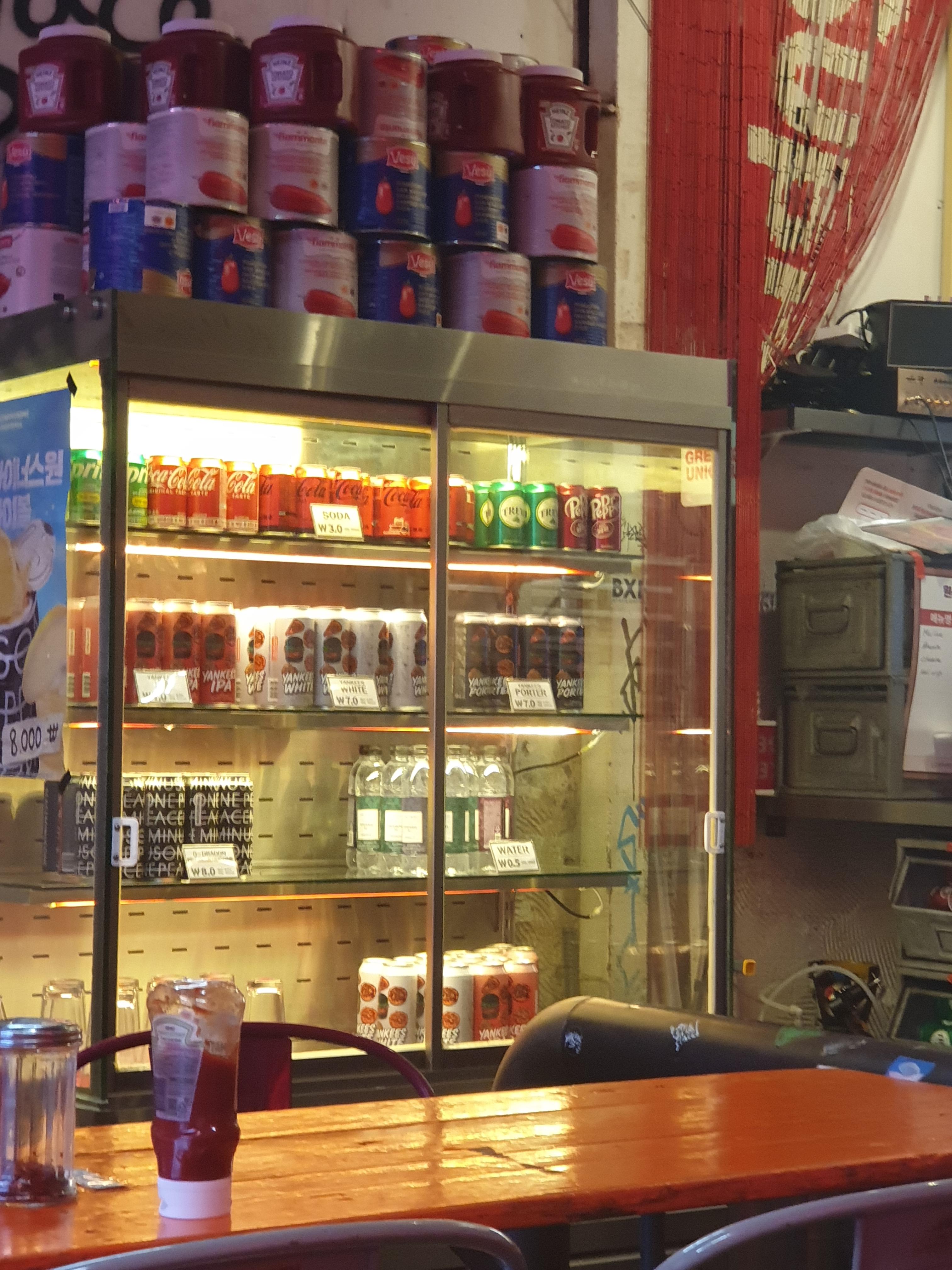 음료와 맥주가 들어있는 냉장고. 직접 꺼낼 수 있게 되어 있다.