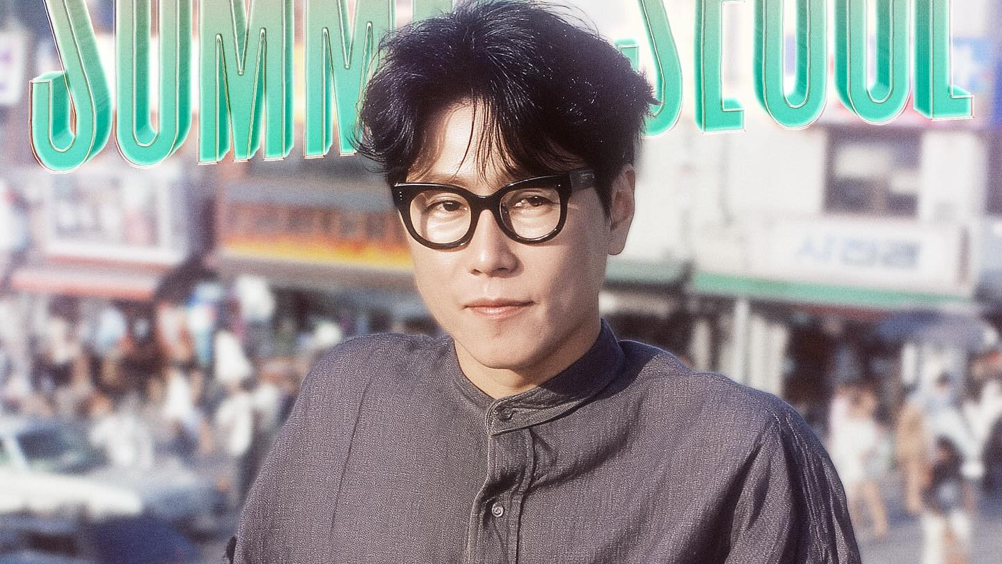 가수 겸 프로듀서 윤종신(55)이 SNS를 통해 공개한 싱글 재킷 이미지가 화제