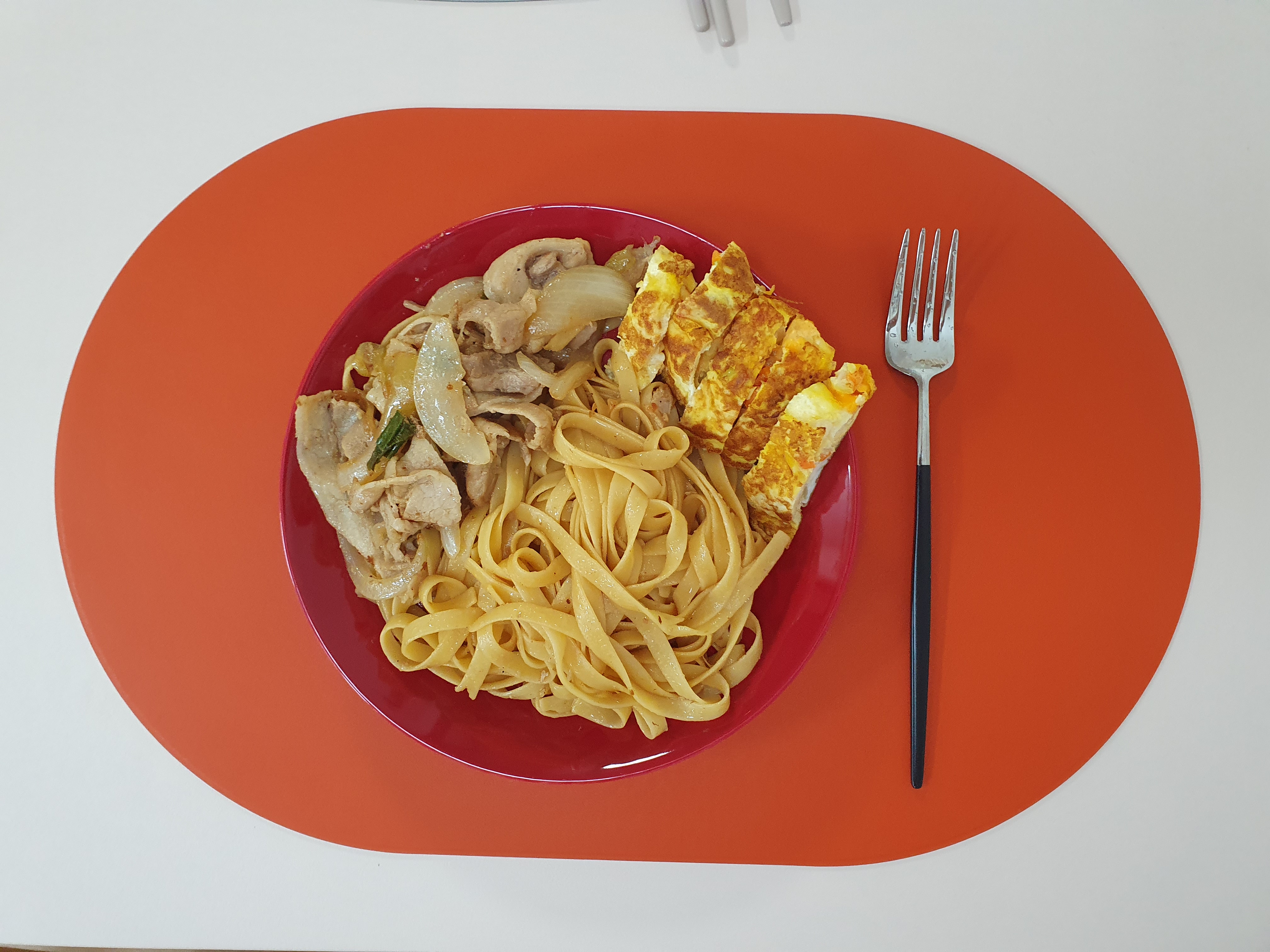 테이블-매트-위-접시