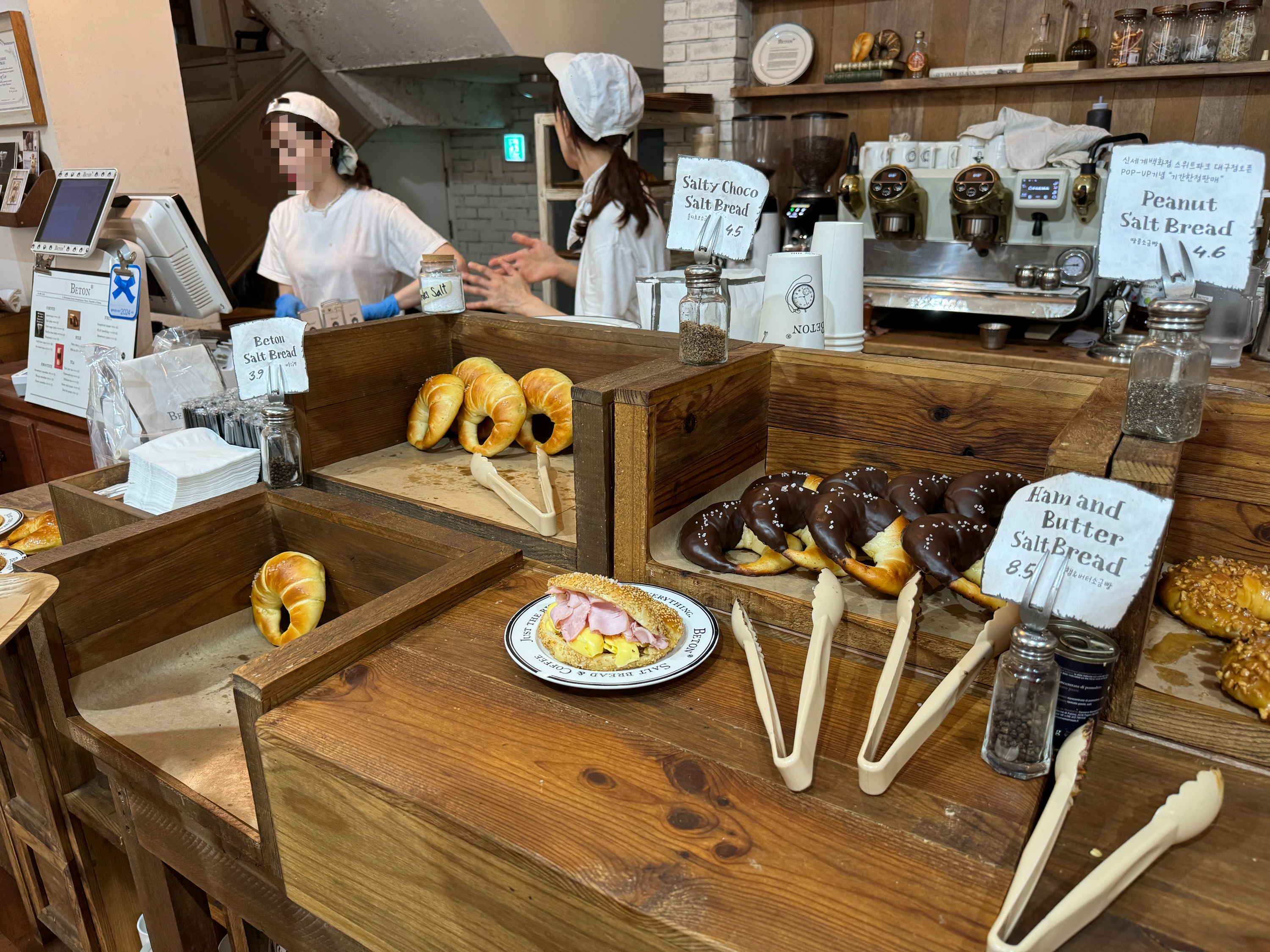 성수-빵집-베통-빵진열대-끝