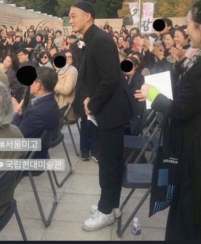 유아인 올백 포스 착용