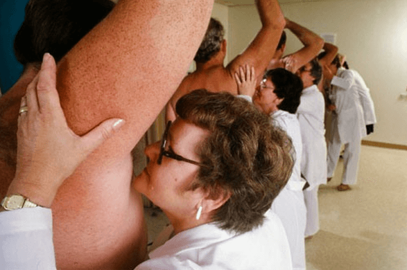 데오도란트 성능 테스트를 위해 팔을 들고있는 남자들과 겨드랑이 남새를 맡는 테스터들