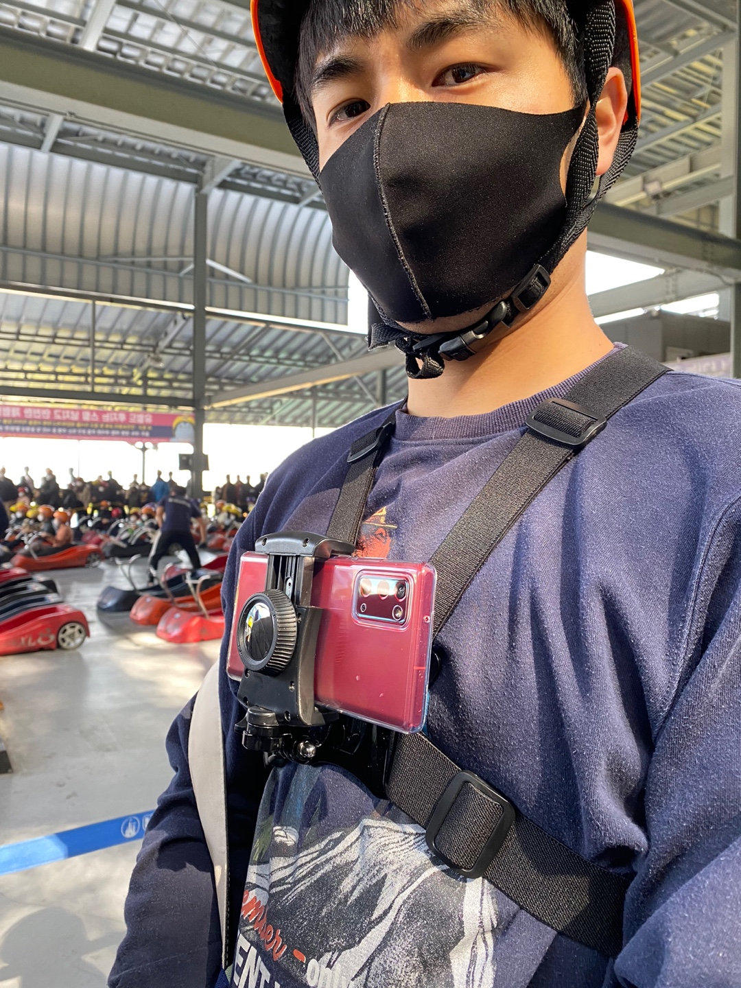 오토케 - 스마트폰 거치용 가슴 스트랩 장착한 모습