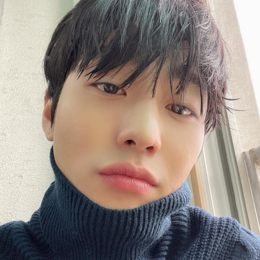 니트폴라를입고있는-남성의모습