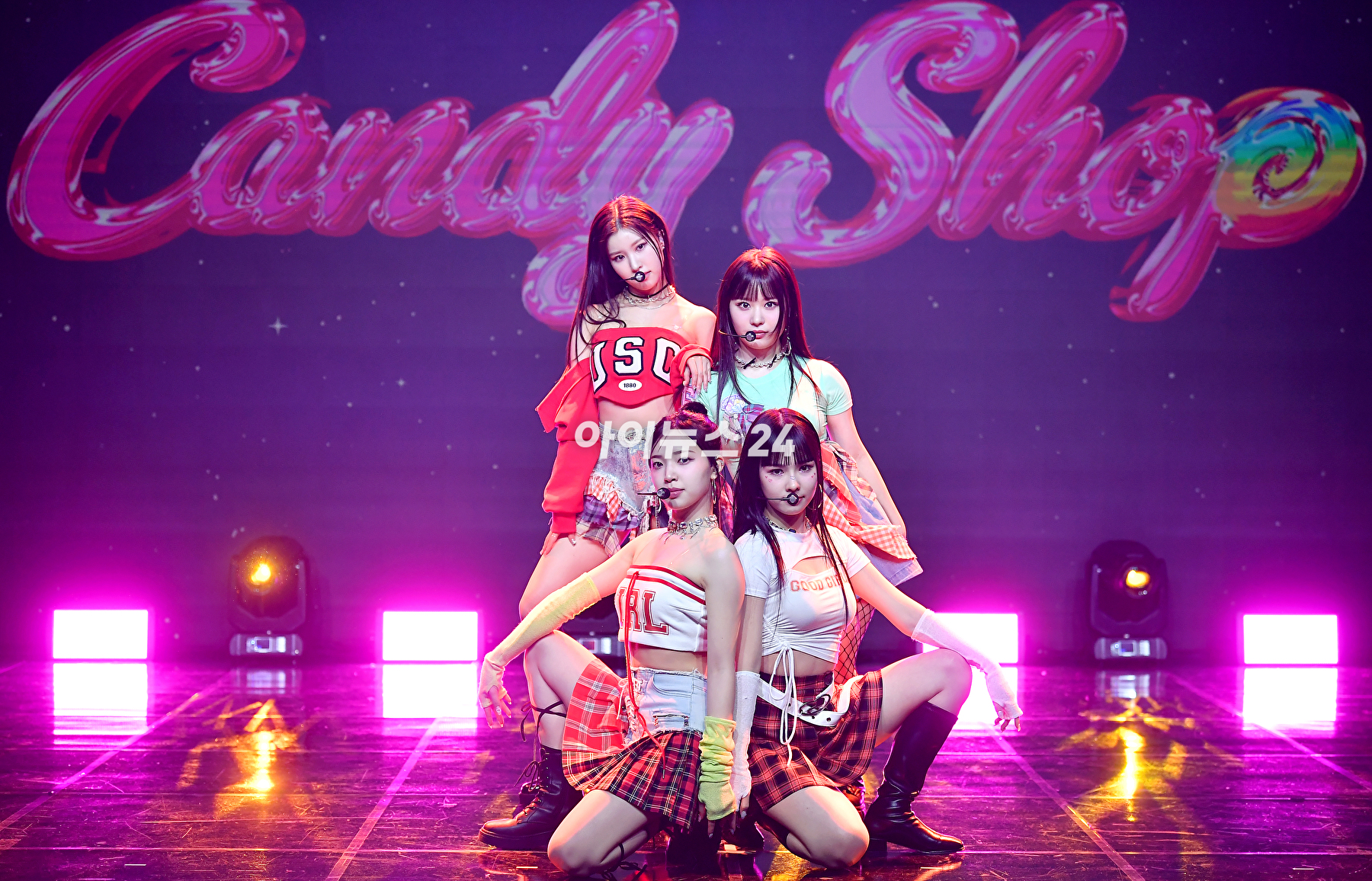 걸그룹 캔디샵이 27일 오후 서울 강남구 일지아트홀에서 열린 미니 1집 'Hashtag#'(해시태그#) 발매 기념 쇼케이스에서 무대를 선보이고 있다. [사진=곽영래 기자]