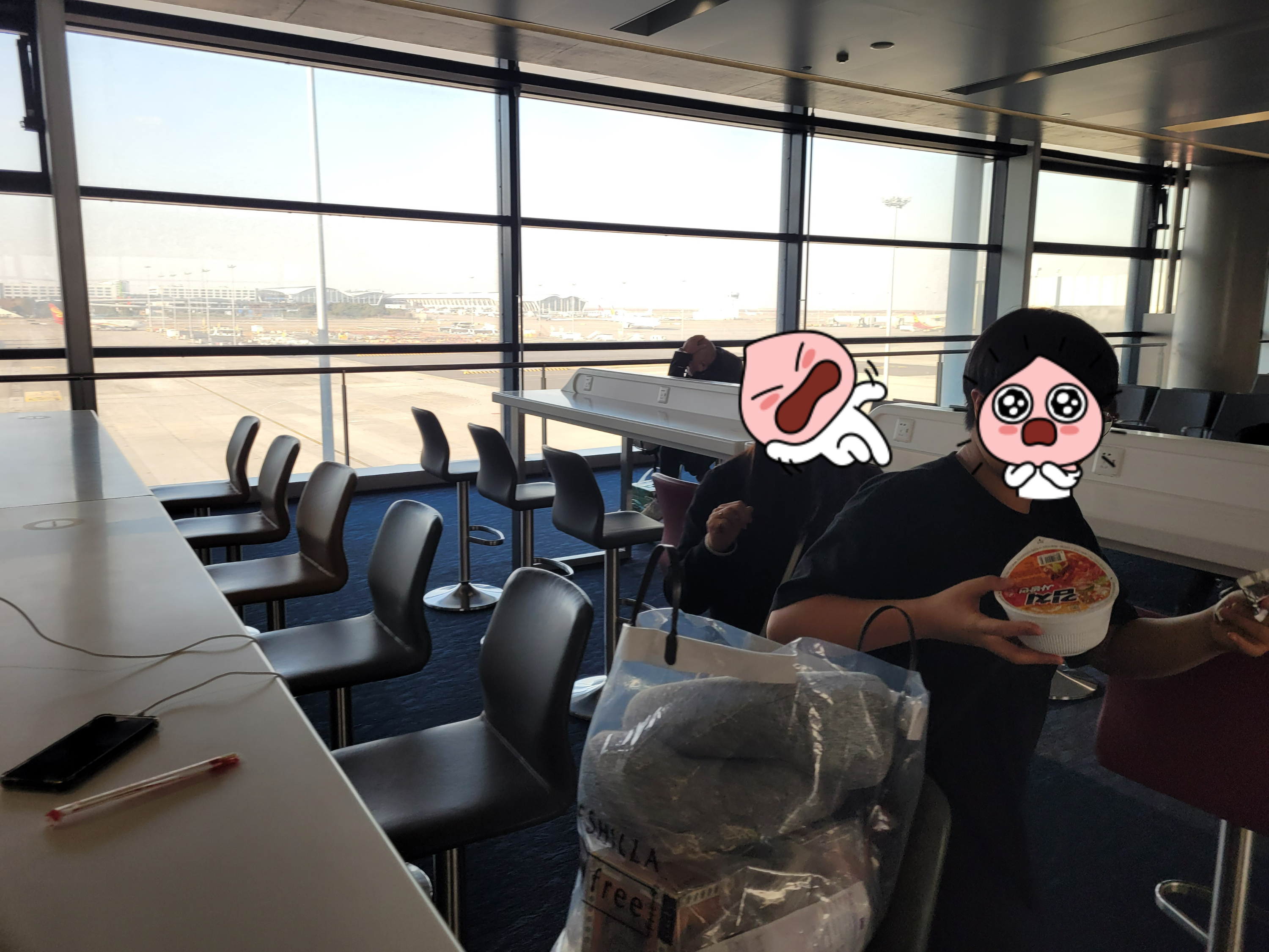 상하이 푸동 공항에서 사발면을 먹기 위해 준비중