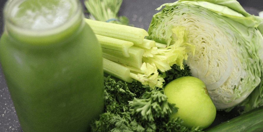 양배추와 양배추 즙이 놓여 있다