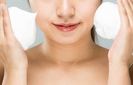 클렌징폼을 손에 묻힌 여성