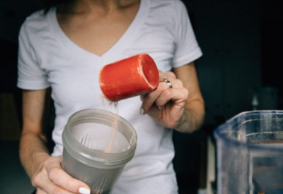 프로틴을 만들고 있는 여성