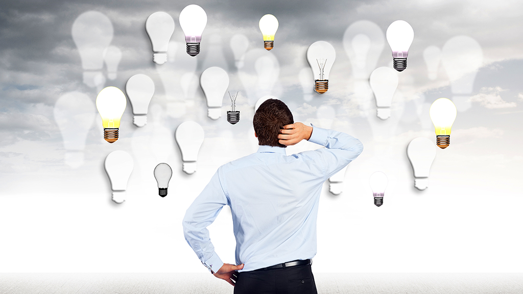 여러 개의 전구 아이콘을 바라보고 있는 사람의 뒷모습