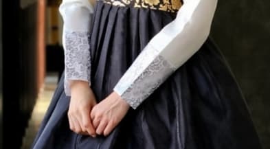 단아한 한복을 입은 여인이 희고 정갈한 두 손을 앞개서 모으고 있는 모습. 영조의 지독한 출신 콤플렉스를 자극했던 정성왕후의 '고운 손'을 상징적으로 보여주는 이미지