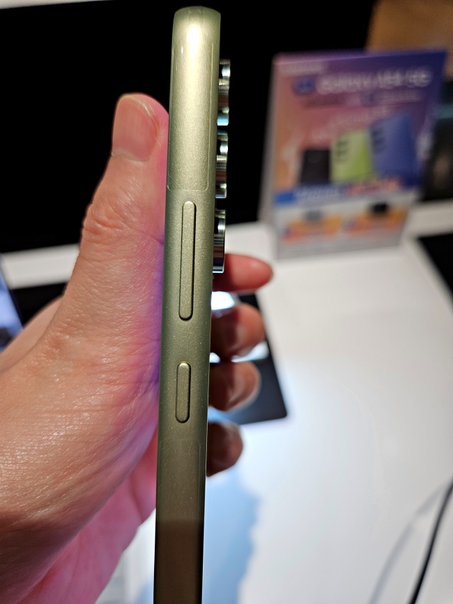 확대한 보급형 스마트폰의 옆면 입니다.