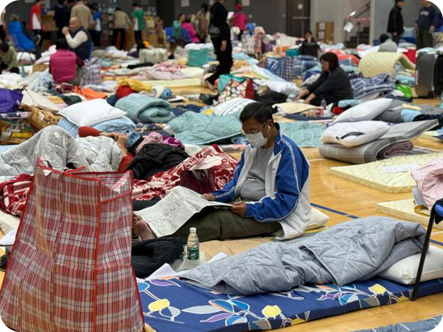 28일 임시 대피소로 마련된 홍콩 신계 타이포구의 '퉁청 거리 스포츠 센터' 내 체육관에서 웡 푹 코트 주민들이 휴식을 취하고 있다. [사진=한국일보, 홍콩=허유정 기자]