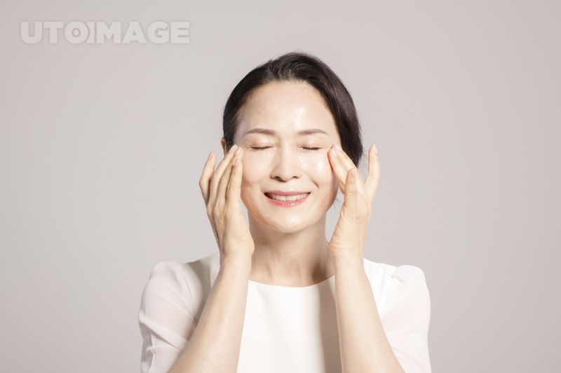 눈 스트레칭하고 있는 여성