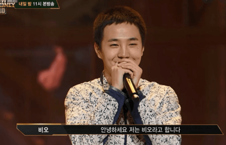 래퍼-비오가-mnet-쇼미더머니10에-등장해-인사를-하고-있다