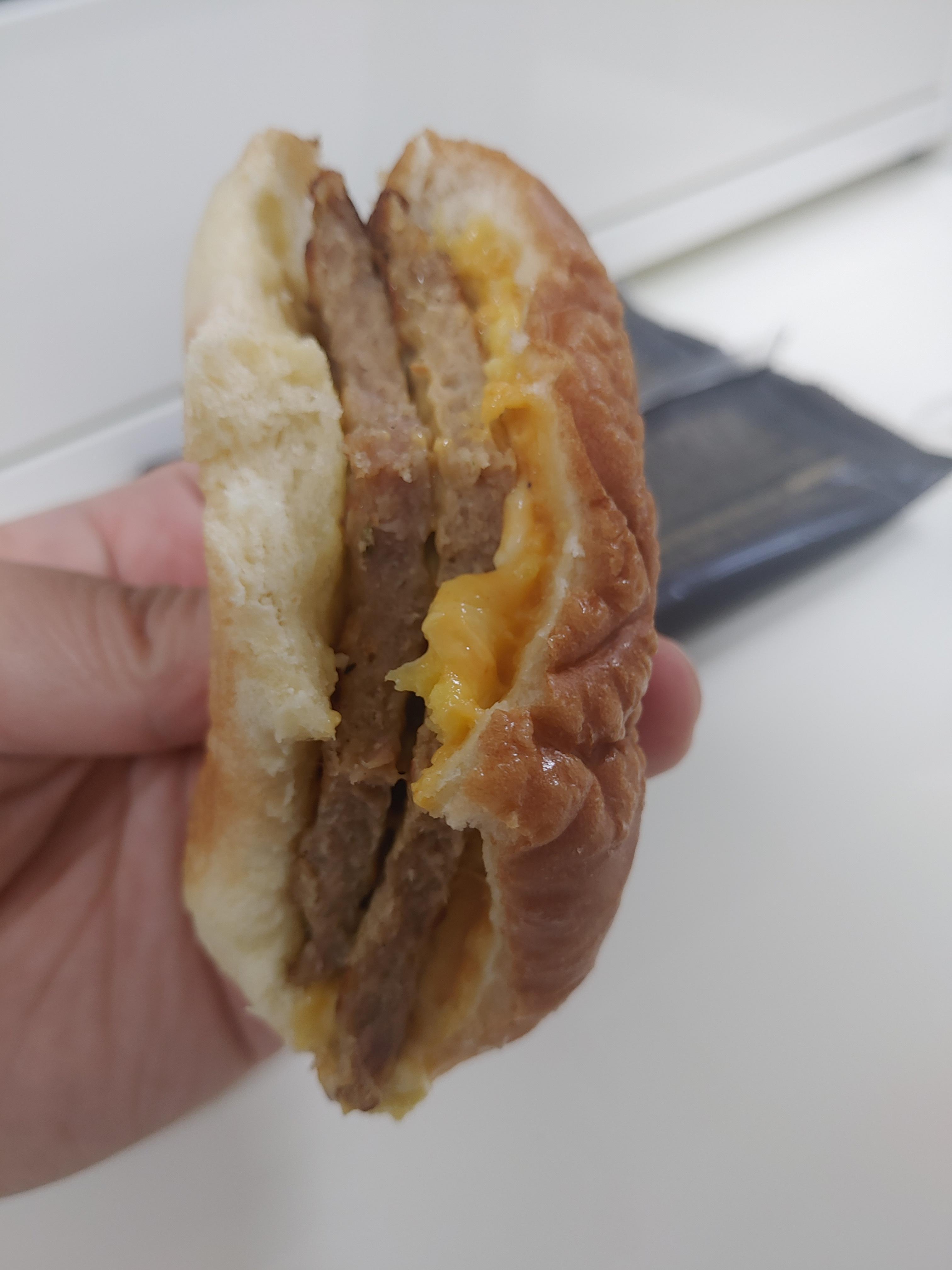 CU편의점 삼립 디럭스 스크램블 치즈 버거 