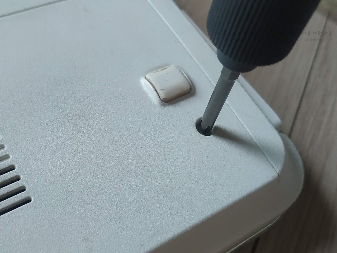 후면 커버 나사를 풀어주기.