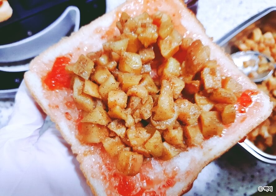 식빵위에 잼과 사과조림 올리기 샌드위치 요리