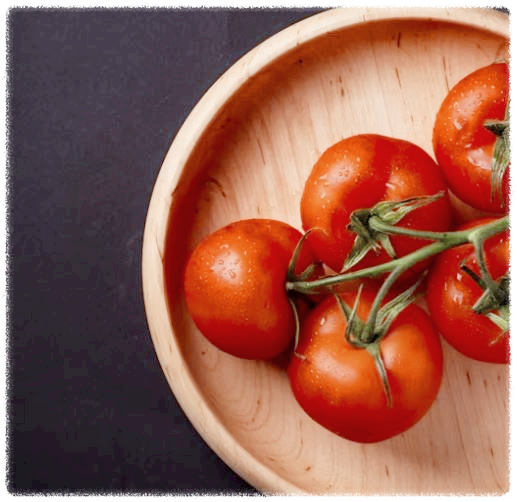 나무접시에 담긴 토마토