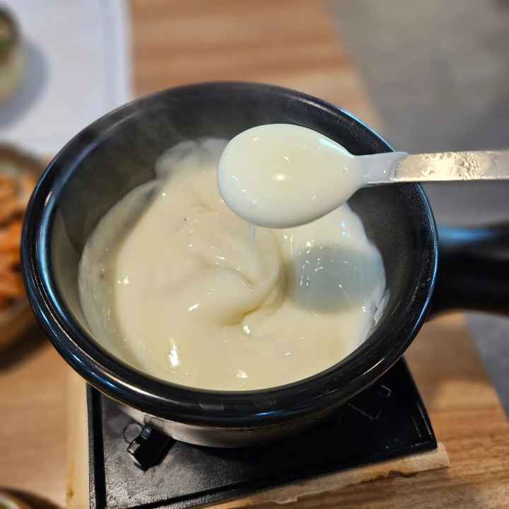치즈퐁듀를-숟가락으로-조금-떴다-checking-the-cheese-fondue-using-spoon