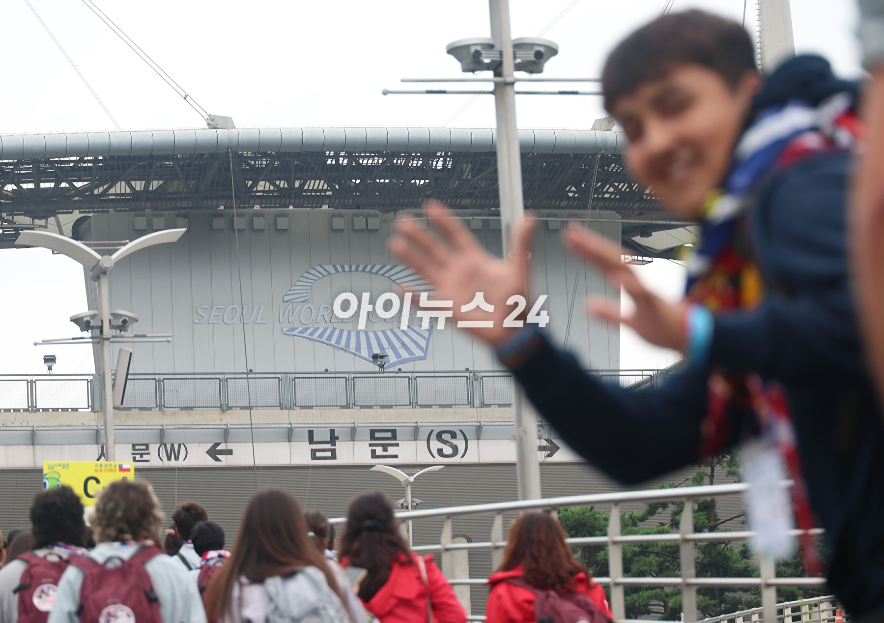 11일 오후 서울 마포구 상암동 서울월드컵경기장에 2023 새만금 세계스카우트 잼버리 폐영식에 참가하는 각국 스카우트 대원들이 도착하고 있다. [사진=사진공동취재단]