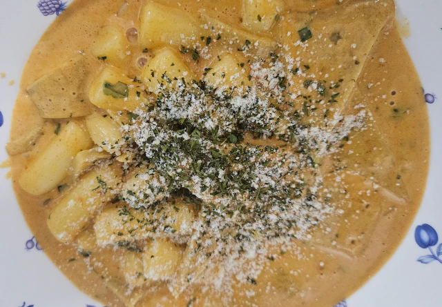 밀키트 로제떡볶이-그릇에 담고 파마산치즈와 파슬리후레이크 뿌린 모습