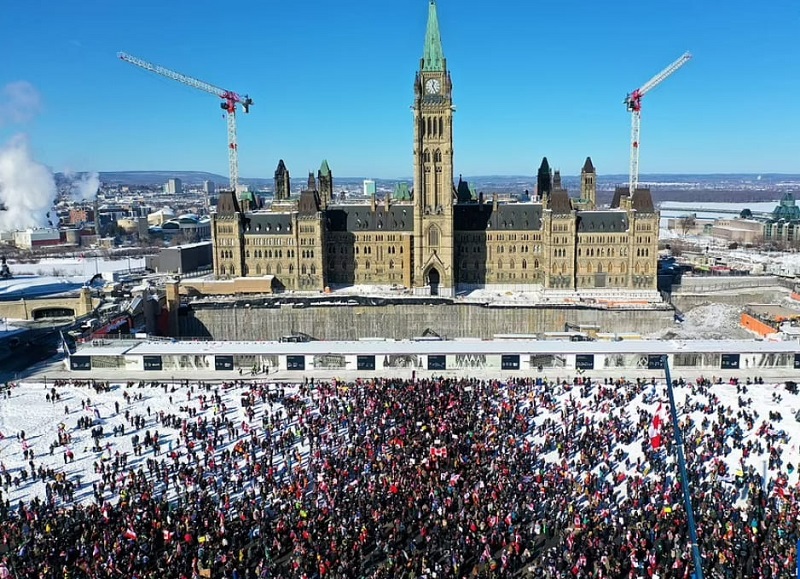 점차 고조되는 캐나다의 백신 의무화 폐기 시위 VIDEO: Canadian truckers roll towards Ottawa to protest vaccine mandate