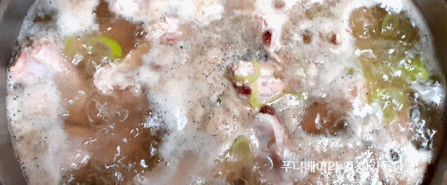 돼지등갈비를-넣고-끓임