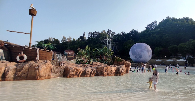 해적선과 달 시원한파도