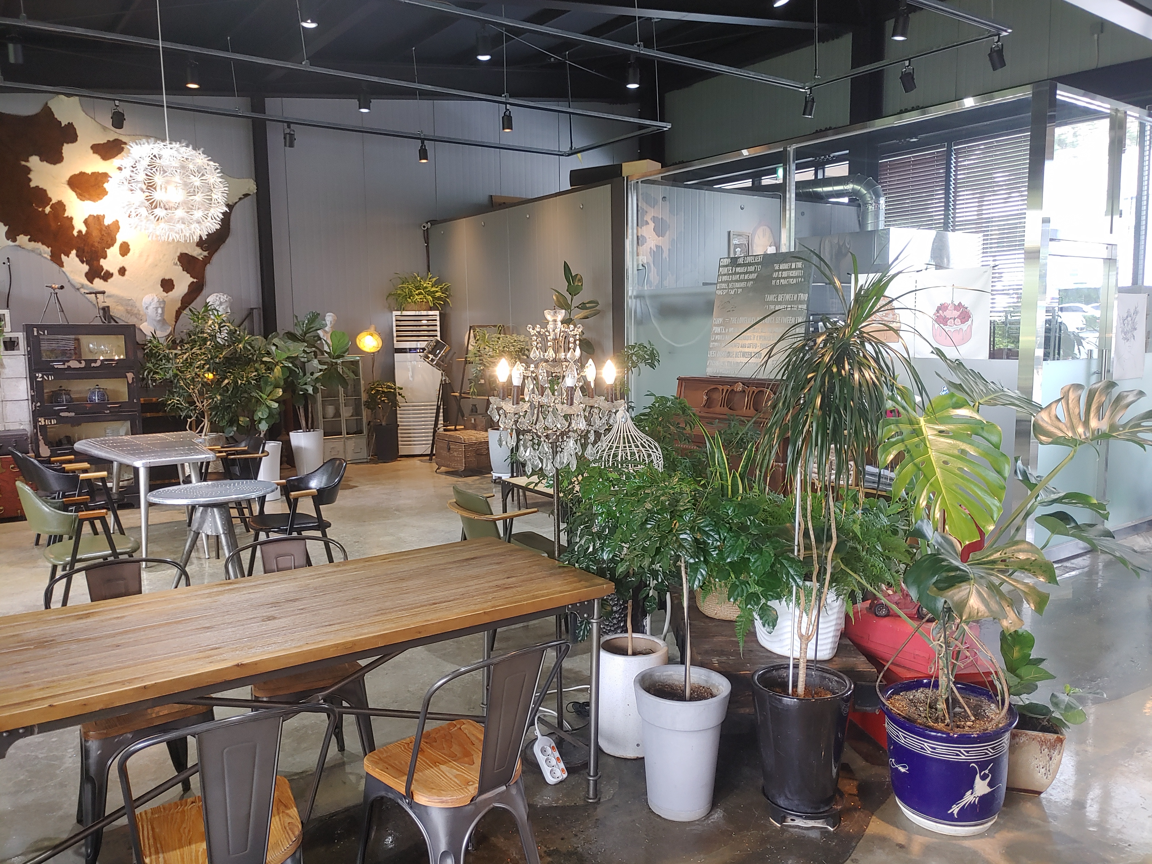 라퐁텐 정원있는 카페의 분위기