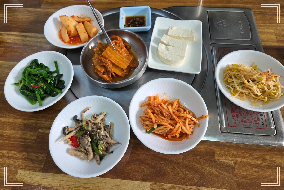 다양한 반찬들-나물류-김치류-두부김치