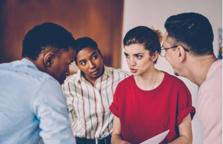 창업을 위한 청년들의 열띤 토론