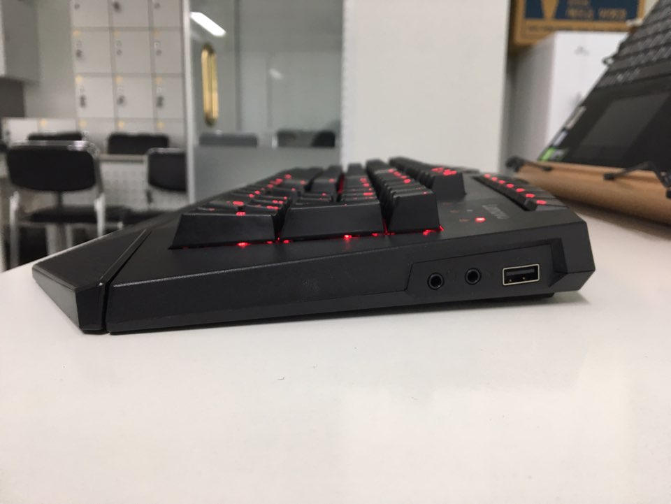 레노버 Y 키보드 측면, 3.5mm 오디오 단자와 USB 포트